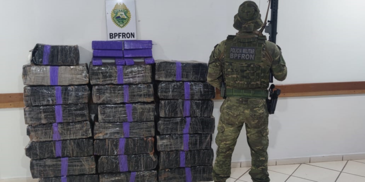 Equipe BPFRON apreende 454 kg de maconha em estacionamento de motel
