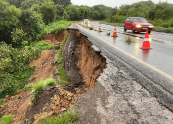 Escorregamento de terra atinge parte da PR-170 entre Guarapuava e Pinhão