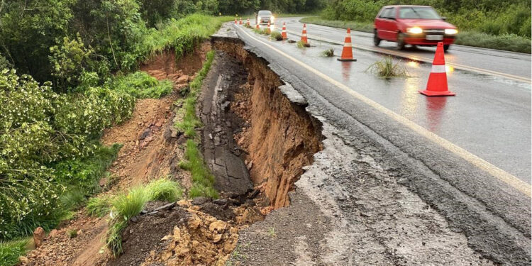 Escorregamento de terra atinge parte da PR-170 entre Guarapuava e Pinhão