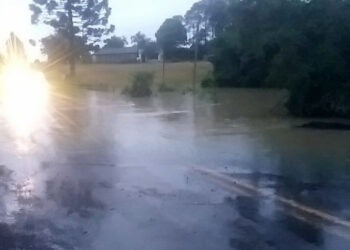 Rodovia entre Irati e Inácio Martins é bloqueada após rio transbordar