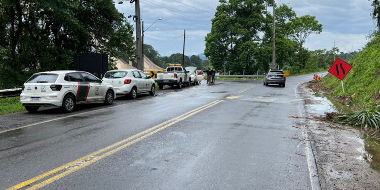 Rodovia no Paraná terá bloqueio por risco de escorregamento de rochas