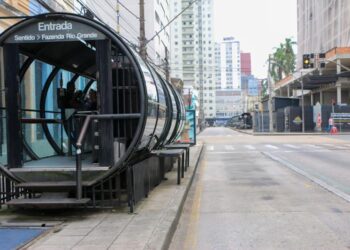Ampliada, estação-tubo Praça Carlos Gomes foi reativada nesta terça-feira em Curitiba