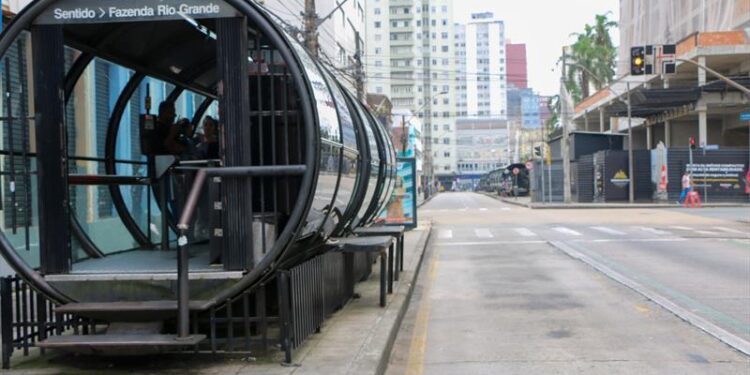 Ampliada, estação-tubo Praça Carlos Gomes foi reativada nesta terça-feira em Curitiba