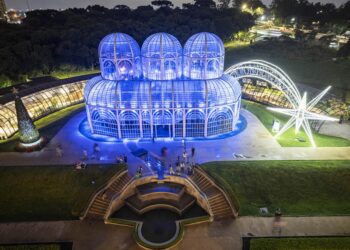 Curitiba já está iluminada de Natal e público pode aproveitar decorações pela cidade