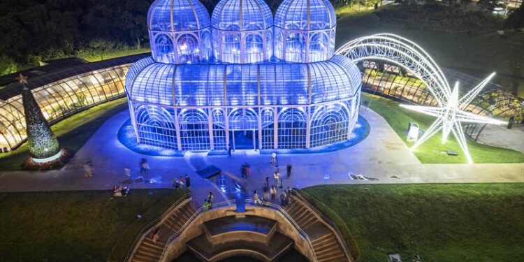 Curitiba já está iluminada de Natal e público pode aproveitar decorações pela cidade