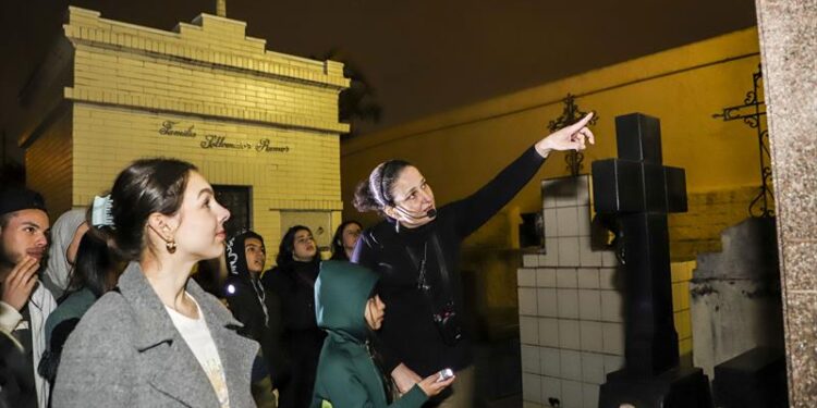 Semana de lua cheia terá visita guiada noturna no Cemitério Municipal de Curitiba. Saiba como participar