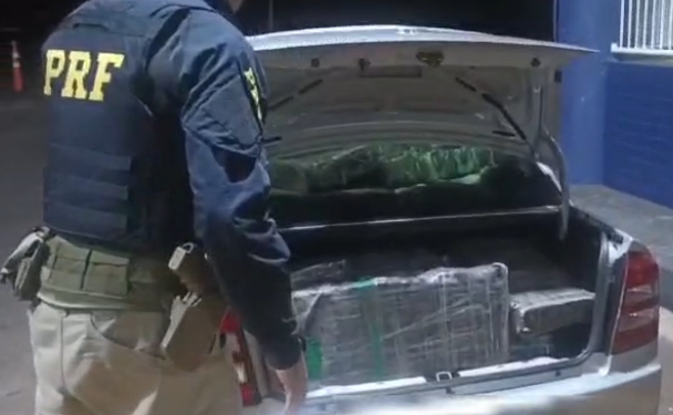 PRF apreende automóvel com quase 800 quilos de maconha