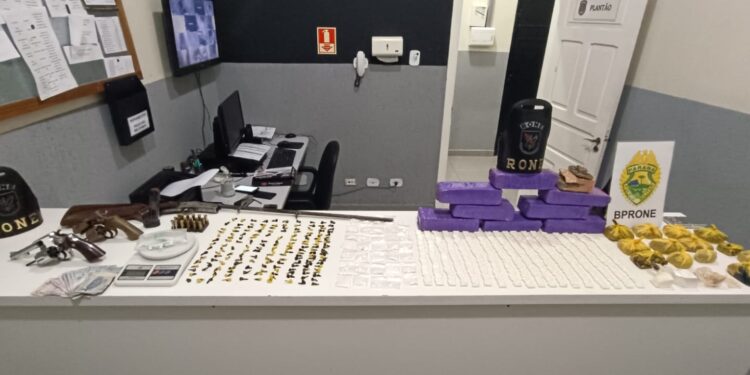 RONE aborda homem e apreende drogas e armas na RMC