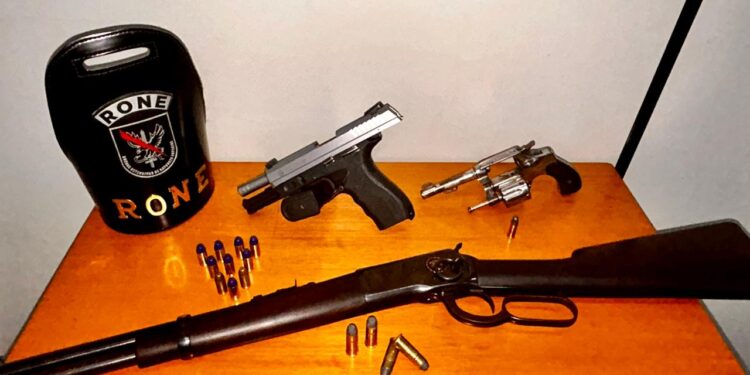 RONE prende foragido com 4 mandados de prisão em aberto e ainda encontra armas