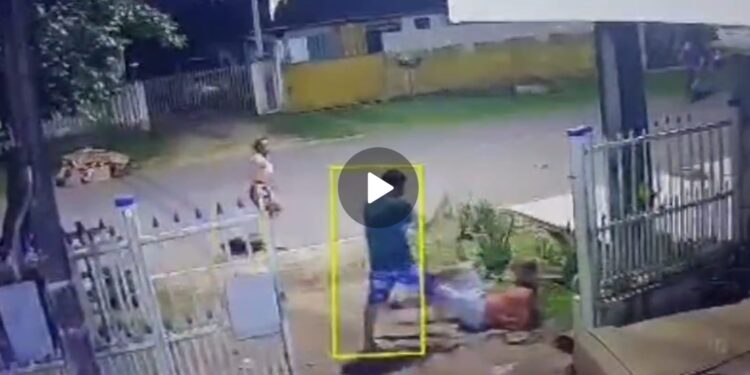 Câmera de segurança registra crime brutal em Colombo; vítima foi atingida com golpes de barra de ferro na cabeça