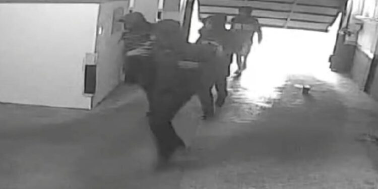 PM age rápido e prende criminosos que invadem condomínio para furtar bikes, veja o vídeo