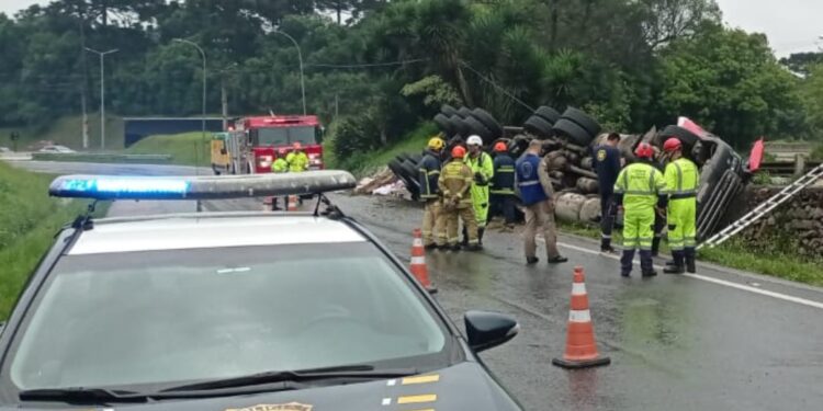 Motorista de carreta que morreu em tombamento na RMC é identificado