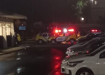 Trio faz arrastão, foge para dentro de faculdade e tiros deixam estudantes em pânico em Curitiba