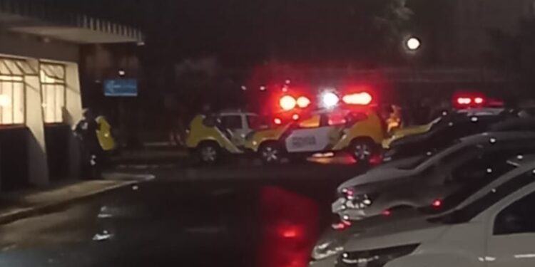 Trio faz arrastão, foge para dentro de faculdade e tiros deixam estudantes em pânico em Curitiba