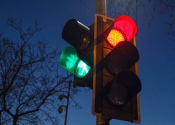 Justiça Federal suspende multas por furar sinal vermelho, de madrugada, em área com alto índice de criminalidade