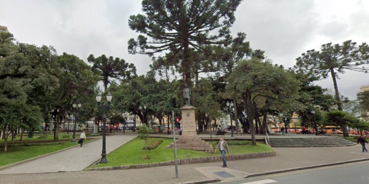 Indivíduo é multado em mais de 20 mil reais após pichar estátua em Curitiba