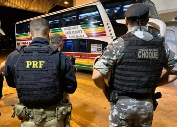 PRF fiscaliza ônibus com torcedores argentinos que cruzaram a fronteira em Foz do Iguaçu