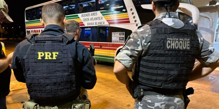 PRF fiscaliza ônibus com torcedores argentinos que cruzaram a fronteira em Foz do Iguaçu