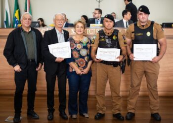 Policiais militares que abriram caminho para mulher em trabalho de parto são homenageados em Curitiba