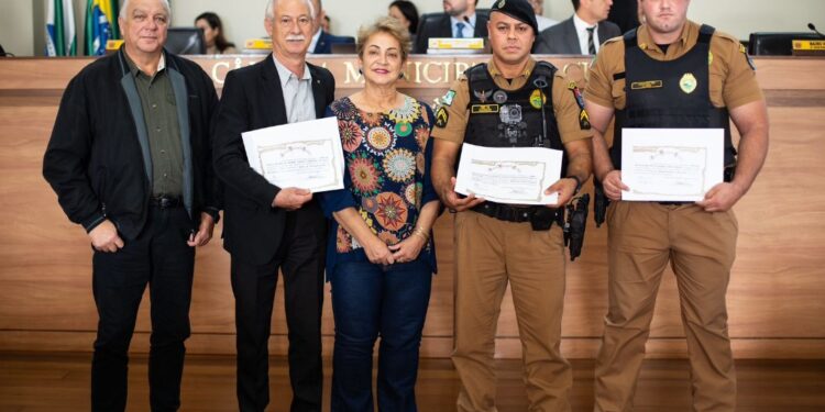 Policiais militares que abriram caminho para mulher em trabalho de parto são homenageados em Curitiba