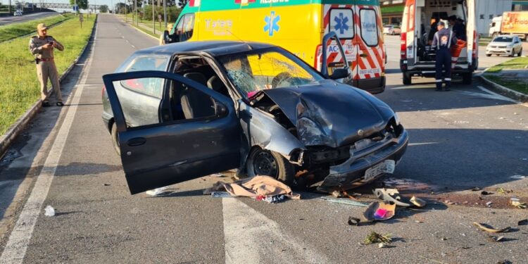 Carro colide em poste e quatro ficam feridos na BR-116, veja o vídeo