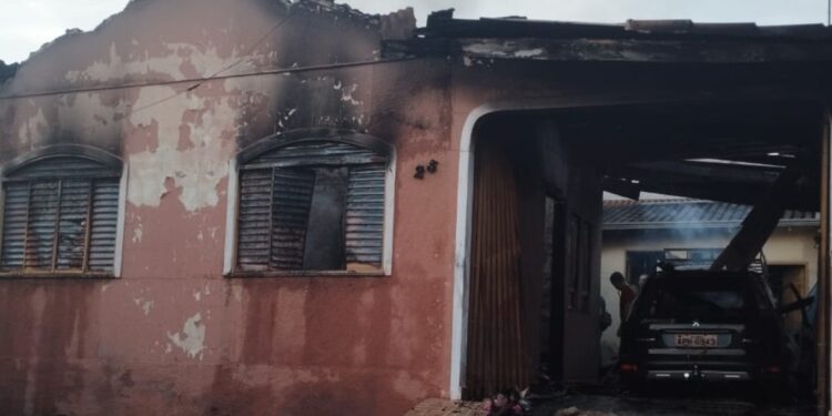 Pai e filha morrem em incêndio no norte do Paraná