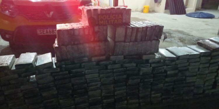 Polícia militar apreende carregamento com meia tonelada de cocaína avaliado em R$ 25 milhões de reais, veja o vídeo