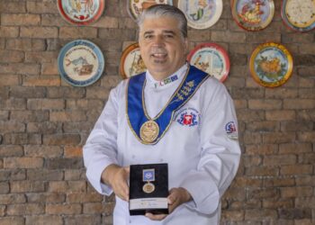Chef Délio Canabrava recebe prêmio internacional por atuação na gastronomia italiana em Curitiba
