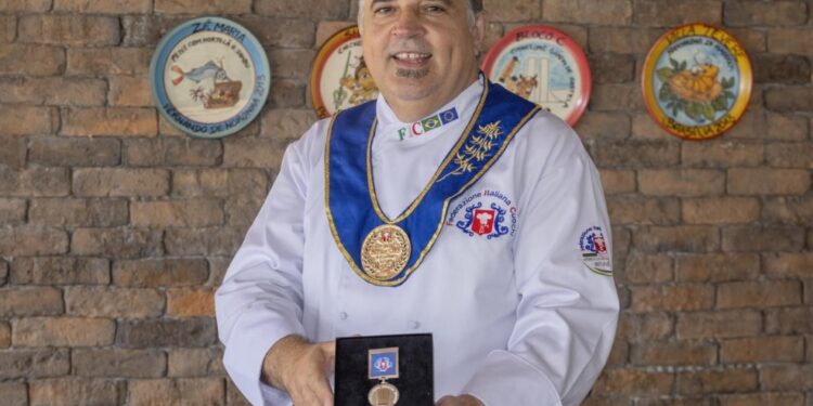 Chef Délio Canabrava recebe prêmio internacional por atuação na gastronomia italiana em Curitiba