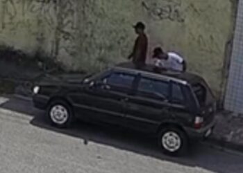Câmera de segurança registra criminosos fugindo empurrando Uno no bairro Água Verde, veja o vídeo