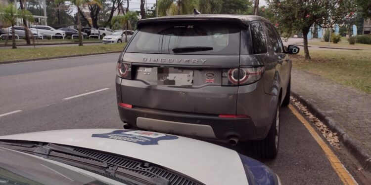 Em Curitiba, Guarda Municipal apreende Land Rover Discovery com R$ 164 mil em multas e pendências