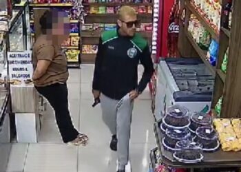 Polícia procura criminosos que roubaram clientes e panificadora em Curitiba, veja o vídeo