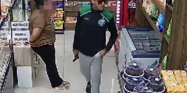 Polícia procura criminosos que roubaram clientes e panificadora em Curitiba, veja o vídeo