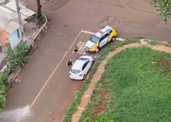 Helicóptero da PM encontra carro roubado minutos após o crime, veja o vídeo