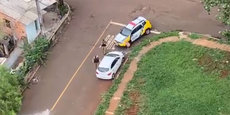 Helicóptero da PM encontra carro roubado minutos após o crime, veja o vídeo