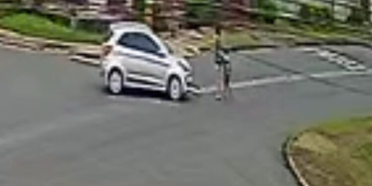 Mãe e filho são atropelados no bairro Fazendinha em Curitiba, veja o vídeo