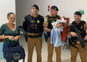 Policiais salvam bebê que havia se afogado no banho