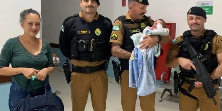 Policiais salvam bebê que havia se afogado no banho