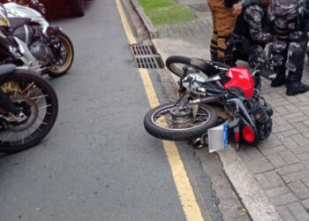 Indivíduo sem CNH e com documentação atrasada realiza fuga de cinema em Curitiba