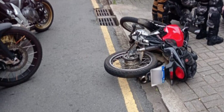 Indivíduo sem CNH e com documentação atrasada realiza fuga de cinema em Curitiba