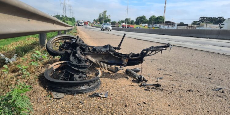 Jovem motociclista perde a vida fazendo corredor no Contorno Sul