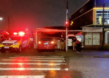 Mulher é assassinada a facadas dentro de casa em Curitiba