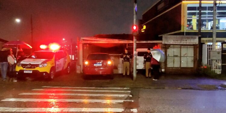 Mulher é assassinada a facadas dentro de casa em Curitiba