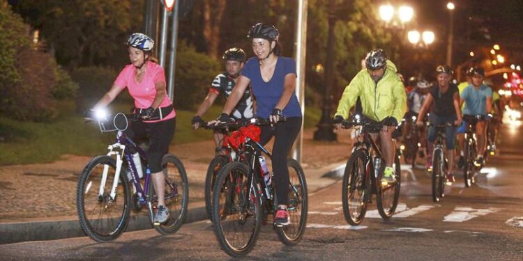 Nesta terça tem Pedala Noturno do Natal de Curitiba; destino é o Parque Náutico