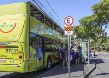 Linha Turismo de Curitiba tem horário estendido para moradores e turistas aproveitarem as atrações de Natal