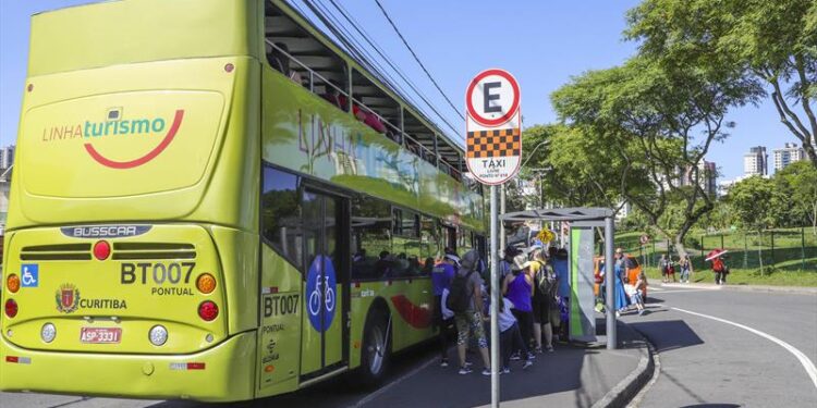 Linha Turismo de Curitiba tem horário estendido para moradores e turistas aproveitarem as atrações de Natal