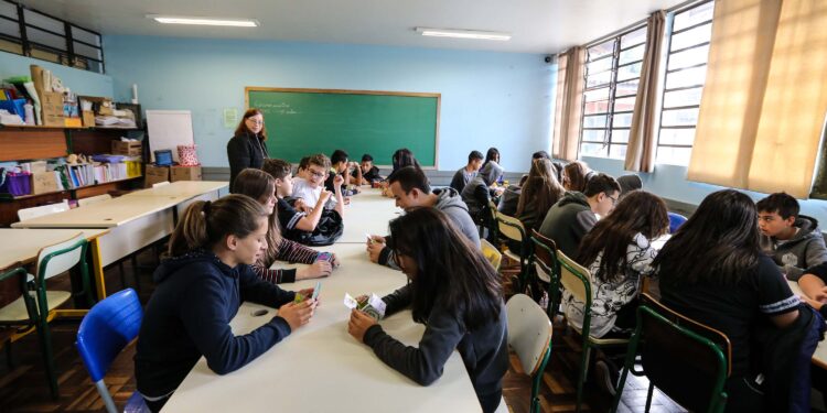 Sancionada lei que institui bônus para profissionais de escolas com bom desempenho