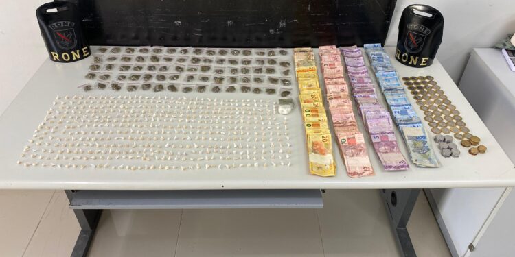 RONE detém traficante e apreende drogas no bairro Cajuru