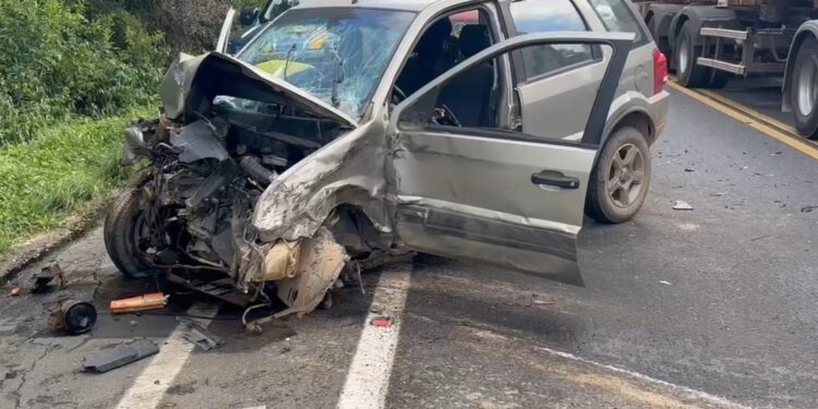 Colisão frontal deixa três feridos na Rodovia do Xisto