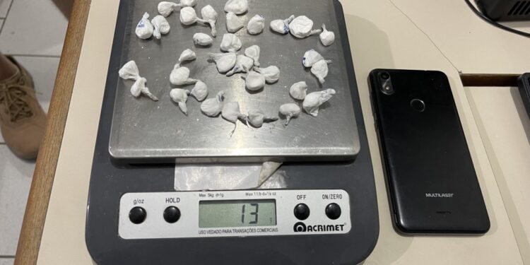 Ação da PMPR resulta em prisão por furto e tráfico de drogas, em Guaratuba